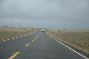 空旷公路延伸向远方