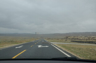 公路伸向远方的开阔景象