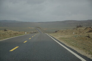 空旷公路延伸至远方