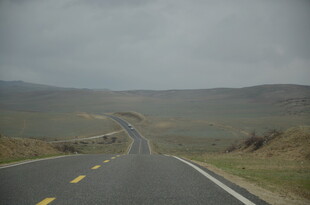 蜿蜒公路伸向远方