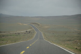 蜿蜒公路伸向远方