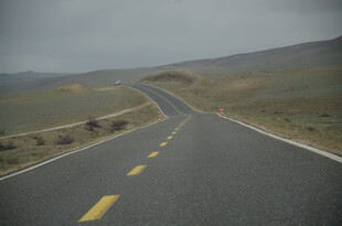 蜿蜒公路伸向远方