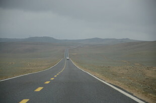 空旷公路延伸至远方