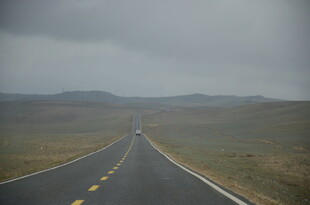 旷野中的孤独公路