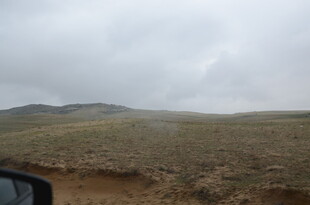 荒野土路 阴云下的开阔景象