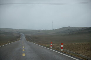 空旷公路延伸至远方