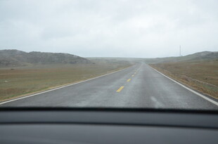 车内视角的开阔公路景象