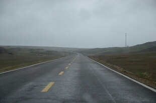 雨中空旷公路延伸向远方