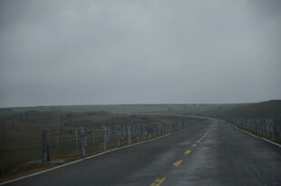 雨中公路 视野朦胧的景象