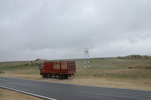 公路上行驶的红色货车