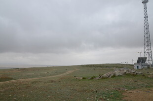 旷野中的通信铁塔