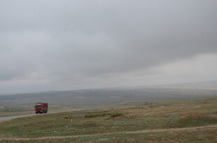 草原上的红色车辆