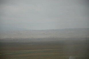 窗外模糊的田野景观