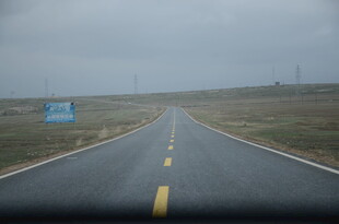 空旷公路延伸向远方