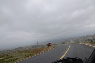 雨中蜿蜒公路行驶景象