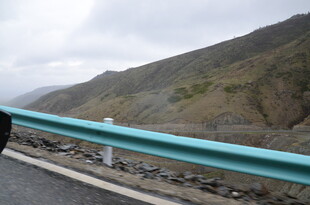 公路旁的蓝色护栏与远山