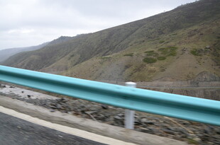 公路旁的蓝色护栏风景线