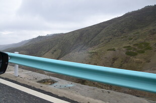 公路旁的蓝护栏与远山