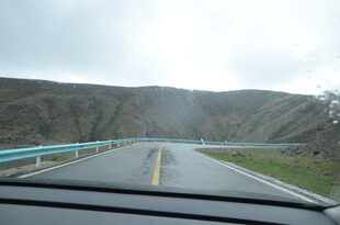 车内视角的公路与远山景色