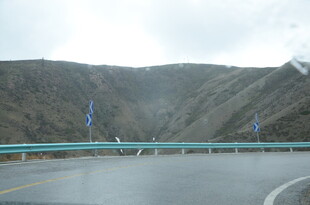 公路旁山峦与飘扬旗帜