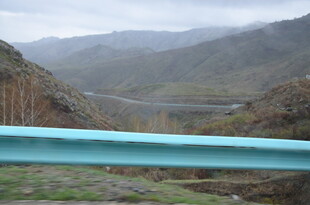山间公路护栏风景