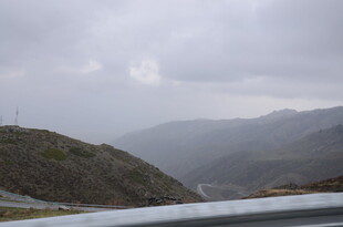 山间云雾缭绕的公路景色