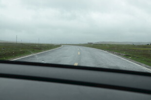 车内视角的雨中公路景象
