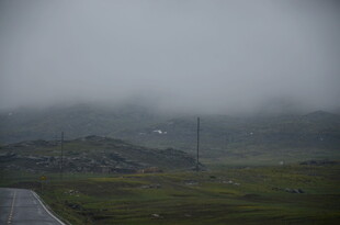雾中公路 朦胧山野景致