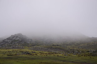 山间云雾缭绕的朦胧景致