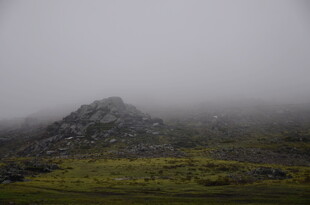 雾中朦胧山峰景色