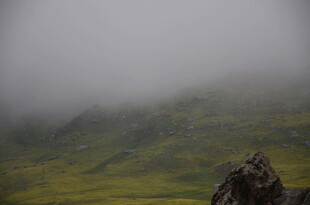 山间云雾缭绕的朦胧景致