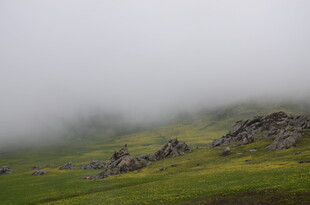 云雾缭绕的翠绿山峦