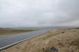 旷野中的孤寂公路