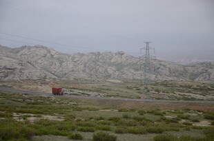 荒漠中的公路与远方山峦