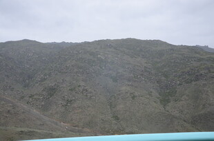 山景下的蓝色水域