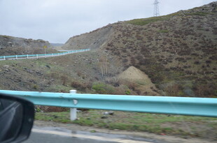 公路旁的山峦与防护栏