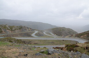 山间蜿蜒公路 云雾缭绕