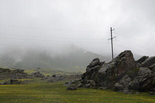 山间雾景中的电线杆