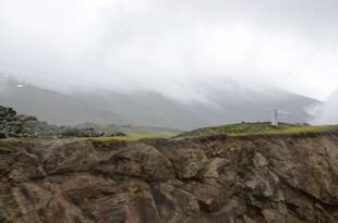 云雾缭绕的山间岩石景观