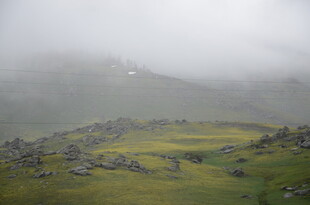 山间雾霭中的绿野风光