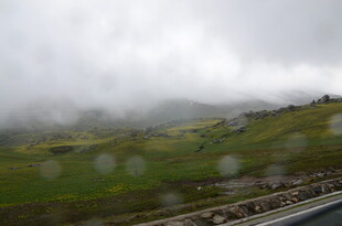 雨中朦胧的山间公路景色