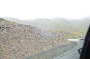 雨中公路旁的护坡景观