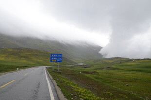 山间公路云雾缭绕美景