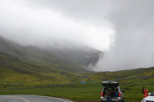 山间云雾缭绕的公路风景