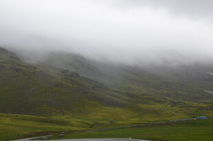 山间云雾缭绕的绿色景致