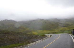 山间云雾中的蜿蜒公路