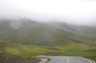 山间云雾缭绕的蜿蜒公路