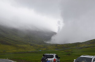 山间云雾缭绕的壮观景象
