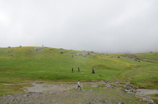 草原上的行人与开阔风景