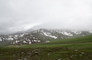 雪山下的翠绿草原